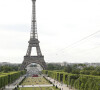 Dans la nuit de mercredi à jeudi, une touriste mexicaine de 27 ans aurait été victime de viol en réunion sur le Champ-de-Mars à Paris.
Illustration - Evénement "Smash Perrier" du deuxième étage de la Tour Eiffel au Champ-de-Mars à Paris. Organisé en guise de clin d'oeil au tournoi de Roland-Garros qui se déroule à quelques hectomètres de là et auquel Perrier est associé depuis 39 ans, le Smash Perrier vous propose le smash le plus fou de tous les temps ! Une minute de pur frisson à 90km/h accroché à un câble de 800 mètres de long pour se glisser dans la peau d'une balle de tennis smashée du haut de la célèbre "dame de fer". © Christophe Aubert via Bestimage