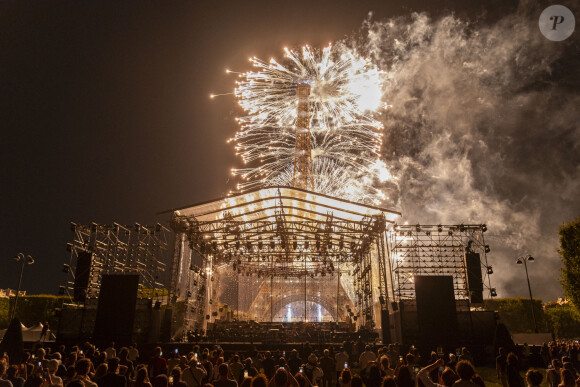 Le Champ-de-Mars, véritable symbole parisien, accueille notamment Le Concert de Paris chaque 14 juillet.
Exclusif - Le feu d'artifice et la scène du concert lors du 10ème anniversaire du "Grand Concert de Paris" au pied de la Tour Eiffel sur le Champ-de-Mars à Paris, France, le 14 juillet 2023. Pour clôturer en beauté la Fête nationale 2023, l'Orchestre National de France, la Maîtrise et le Choeur de Radio France organisent "Le Grand Concert de Paris" au pied de la Tour Eiffel au Champ-de-Mars à Paris. © Perusseau-Veeren/Bestimage