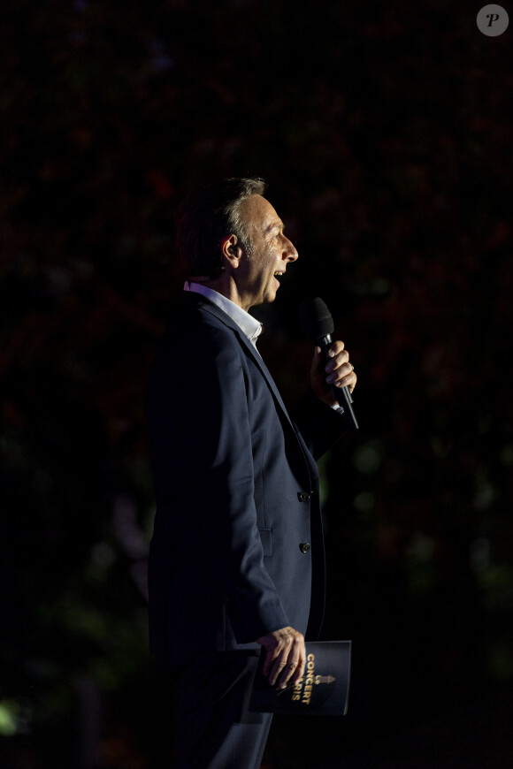 Présenté par Stéphane Bern.
Exclusif - Stéphane Bern lors du 10ème anniversaire du "Grand Concert de Paris" au pied de la Tour Eiffel sur le Champ-de-Mars à Paris, France, le 14 juillet 2023. Pour clôturer en beauté la Fête nationale 2023, l'Orchestre National de France, la Maîtrise et le Choeur de Radio France organisent "Le Grand Concert de Paris" au pied de la Tour Eiffel au Champ-de-Mars à Paris. © Perusseau-Veeren/Bestimage