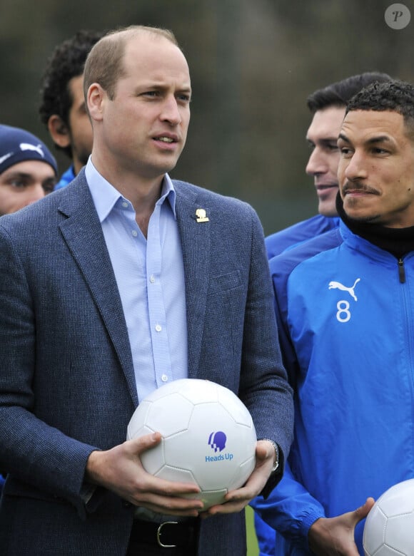 Le prince William, duc de Cambridge (un ballon de football dans les mains), rend visite aux joueurs du club de football West Bromwich Albion à West Bromwich le 28 novembre 2019. 