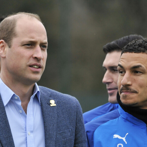 Le prince William, duc de Cambridge (un ballon de football dans les mains), rend visite aux joueurs du club de football West Bromwich Albion à West Bromwich le 28 novembre 2019. 