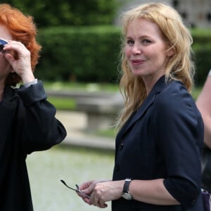 Véronique Genest et Carole Richert - Obsèques de Pierre Grimblat au crématorium du Cimetière du Père-Lachaise à Paris le 7 juin 2016. 