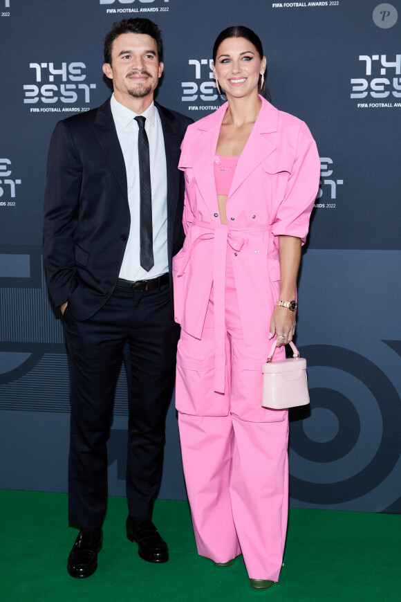  Et arrivée en Nouvelle-Zélande, la joueuse a eu la chance de voir arriver la prunelle de ses yeux, sa fille Charlie, 3 ans.
Alex Morgan et Servando Carrasco - Photocall de la cérémonie des Best FIFA Football Awards à la salle Pleyel à Paris le 27 février 2023. © Cyril Moreau / Bestimage