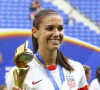 Le début de cette Coupe du monde féminine n'a pas été parfait pour Alex Morgan, mais rien n'est joué et elle entend bien tout donner ce mardi  face au Portugal.
Alex Morgan (USA) victorieuse pose avec trophée - Finale de la coupe du monde féminine de football, USA vs Pays Bas à Lyon © Gwendoline Le Goff/Panoramic/Bestimage