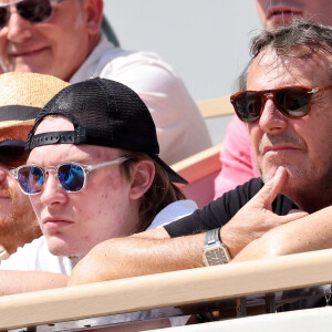 Jean-Luc Reichmann et son fils Swann - Célébrités dans les tribunes des Internationaux de France de tennis de Roland Garros 2023 le 6 juin 2023. © Jacovides-Moreau/Bestimage