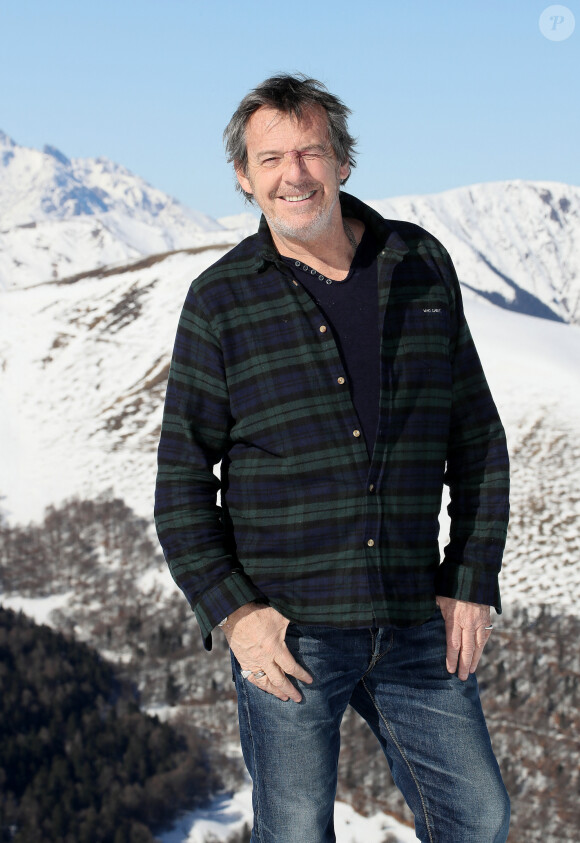 Jean-Luc Reichmann découvre la station de Luchon et rencontre de jeunes skieurs. Il présente sa série " Leo Mattéi, brigade des mineurs" lors de la 25ème Edition du Festival TV de Luchon, France. Le 4 Fevrier 2023. © Patrick Bernard / Bestimage