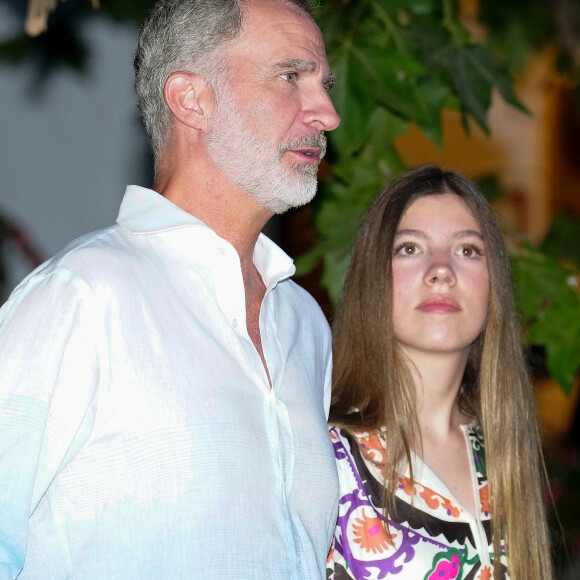 Le roi Felipe VI et sa famille en vacances à Majorque.
Le roi Felipe VI, la reine Letizia, les princesses Leonor et Sofia visitent les jardins d'Afabia pendant leurs vacances d'été à Majorque. ©Bestimage