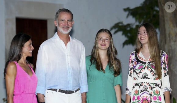 La famille royale espagnole au complet pour visiter les jardin d'Afabia à Majorque.
Le roi Felipe VI, la reine Letizia, les princesses Leonor et Sofia visitent les jardins d'Afabia pendant leurs vacances d'été à Majorque. ©Bestimage