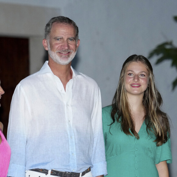 La famille royale espagnole au complet pour visiter les jardin d'Afabia à Majorque.
Le roi Felipe VI, la reine Letizia, les princesses Leonor et Sofia visitent les jardins d'Afabia pendant leurs vacances d'été à Majorque. ©Bestimage