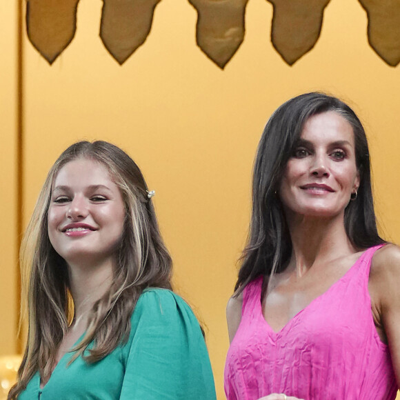 La reine Letizia et la princesse Leonor sublimes en robes colorées.
Le roi Felipe VI, la reine Letizia, les princesses Leonor et Sofia visitent les jardins d'Afabia pendant leurs vacances d'été à Majorque. ©Bestimage