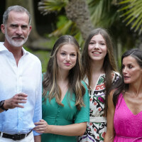 PHOTOS Letizia d'Espagne dégaine un look Barbie à Majorque, sa fille Sofia séduit dans une robe Mango