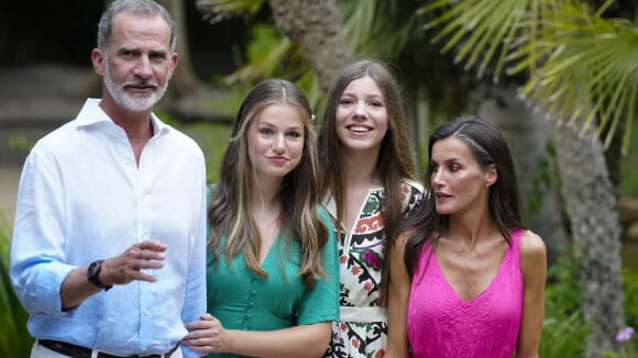Letizia d'Espagne dégaine un look Barbie à Majorque, sa fille Sofia séduit dans une robe Mango