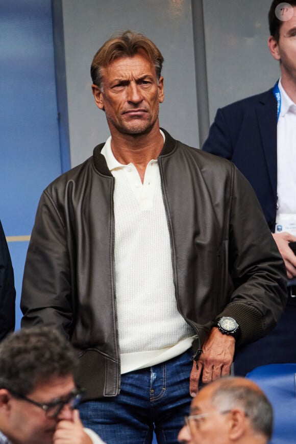 La femme d'Hervé Renard a vécu avec un autre entraîneur célèbre
 
Hervé Renard - Célébrités dans les tribunes du match de football entre la France et la Grèce au Stade de France dans le cadre des éliminatoires pour l'Euro. © Cyril Moreau/Bestimage