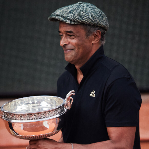 Et pas tout seul ! En effet, il s'est dévoilé tout sourire en charmante compagnie...
Yannick Noah - Novak Djokovic remporte les Internationaux de France de tennis de Roland Garros 2023 face à Casper Ruud (7-6 [7-1], 6-3, 7-5) à Paris le 11 juin 2023. Novak Djokovic s'adjuge un 23ème titre record en Grand Chelem et dépasse Rafael Nadal, bloqué à 22 titres et forfait cette année. © Jacovides-Moeau/Bestimage