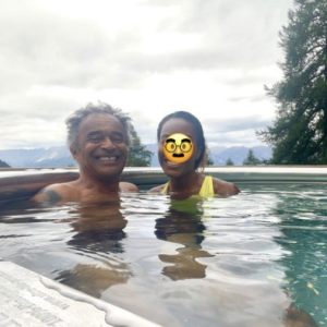 Sur l'image, on le découvre en pleine baignade au côté d'une brunette dont il a l'air très proche mais dont le visage a été caché par un emoji.
Yannick Noah s'affiche en charmante compagnie sur Instagram.