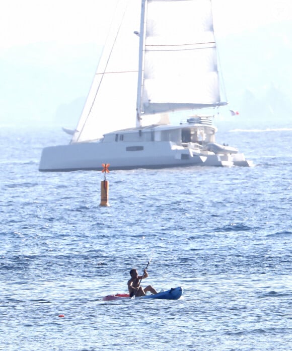 S'ils aiment y passer parfois leurs vacances de Noël, c'est surtout la pause estival que le président et son épouse décident de vivre entre ces superbes murs.
Exclusif - Le président Emmanuel Macron fait du canoë-kayak lors de ses vacances au Fort de Brégançon à Bormes-les-Mimosas le 3 aout 2022. Aux alentours de 18 heures, Emmanuel Macron a été aperçu seul, en maillot de bain noir et torse nu, sur un canoë bleu-blanc-rouge. Il s'est offert un court aller-retour d'une vingtaine de minutes, suivi par un agent de sécurité, lui aussi en canoë. © Luc Boutria/Nice-Matin/Bestimage