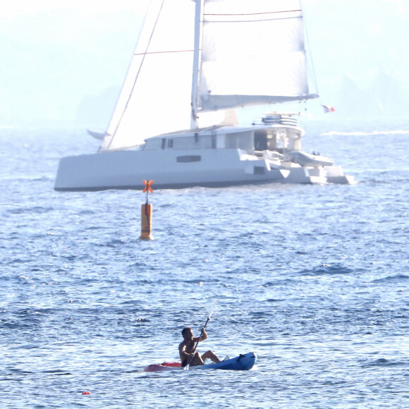 S'ils aiment y passer parfois leurs vacances de Noël, c'est surtout la pause estival que le président et son épouse décident de vivre entre ces superbes murs.
Exclusif - Le président Emmanuel Macron fait du canoë-kayak lors de ses vacances au Fort de Brégançon à Bormes-les-Mimosas le 3 aout 2022. Aux alentours de 18 heures, Emmanuel Macron a été aperçu seul, en maillot de bain noir et torse nu, sur un canoë bleu-blanc-rouge. Il s'est offert un court aller-retour d'une vingtaine de minutes, suivi par un agent de sécurité, lui aussi en canoë. © Luc Boutria/Nice-Matin/Bestimage