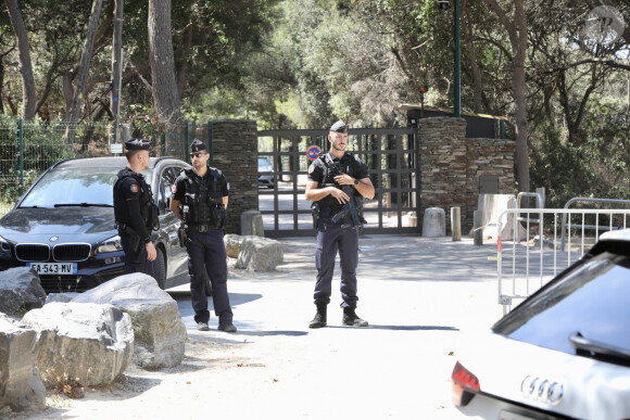 Brigitte Macron profite en solo de son premier jour de vacances au Fort de Brégançon à Bormes-les-Mimosas le 30 juillet 2023. Le président Emmanuel Macron Macron et sa femme Brigitte sont arrivés au Fort de Brégançon samedi soir. Dimanche, Brigitte en sortie seule en combinaison de plongée avec son chien Némo et ses gardes du corps pour faire une ballade en bateau mais, la mer étant trop agitée, la première dame est rentrée plus vite que prévu avant de rejoindre son mari pour dîner. © Luc Boutria/Nice-Matin/Bestimage