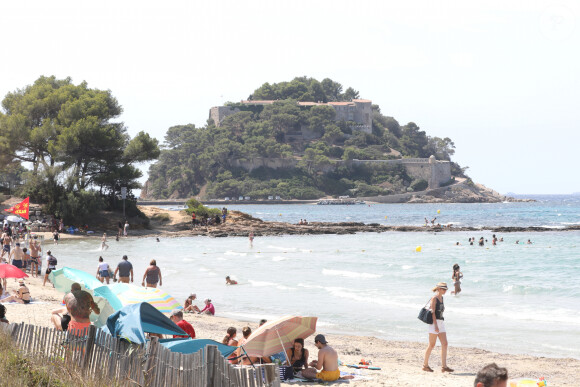 Brigitte Macron profite en solo de son premier jour de vacances au Fort de Brégançon à Bormes-les-Mimosas le 30 juillet 2023. Le président Emmanuel Macron Macron et sa femme Brigitte sont arrivés au Fort de Brégançon samedi soir. Dimanche, Brigitte en sortie seule en combinaison de plongée avec son chien Némo et ses gardes du corps pour faire une ballade en bateau mais, la mer étant trop agitée, la première dame est rentrée plus vite que prévu avant de rejoindre son mari pour dîner. © Luc Boutria/Nice-Matin/Bestimage