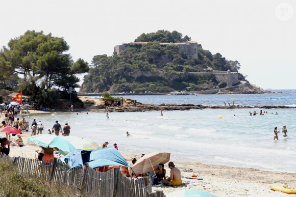 Brigitte Macron profite en solo de son premier jour de vacances au Fort de Brégançon à Bormes-les-Mimosas le 30 juillet 2023. Le président Emmanuel Macron Macron et sa femme Brigitte sont arrivés au Fort de Brégançon samedi soir. Dimanche, Brigitte en sortie seule en combinaison de plongée avec son chien Némo et ses gardes du corps pour faire une ballade en bateau mais, la mer étant trop agitée, la première dame est rentrée plus vite que prévu avant de rejoindre son mari pour dîner. © Luc Boutria/Nice-Matin/Bestimage