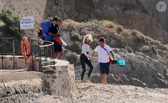 Brigitte Macron profite en solo de son premier jour de vacances au Fort de Brégançon à Bormes-les-Mimosas le 30 juillet 2023. Le président Emmanuel Macron Macron et sa femme Brigitte sont arrivés au Fort de Brégançon samedi soir. Dimanche, Brigitte en sortie seule en combinaison de plongée avec son chien Némo et ses gardes du corps pour faire une ballade en bateau mais, la mer étant trop agitée, la première dame est rentrée plus vite que prévu avant de rejoindre son mari pour dîner. © Luc Boutria/Nice-Matin/Bestimage