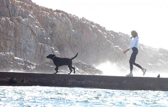 Brigitte Macron profite en solo de son premier jour de vacances au Fort de Brégançon à Bormes-les-Mimosas le 30 juillet 2023. Le président Emmanuel Macron Macron et sa femme Brigitte sont arrivés au Fort de Brégançon samedi soir. Dimanche, Brigitte en sortie seule en combinaison de plongée avec son chien Némo et ses gardes du corps pour faire une ballade en bateau mais, la mer étant trop agitée, la première dame est rentrée plus vite que prévu avant de rejoindre son mari pour dîner.