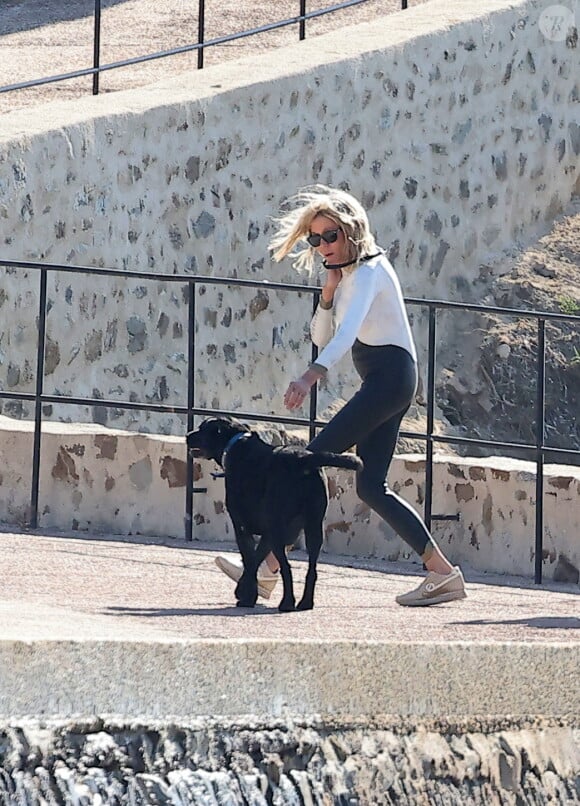 Perchée sur une presqu'île de la Méditerranée, la résidence du locataire de l'Elysée est bien sûr sous très haute surveillance.
Brigitte Macron profite en solo de son premier jour de vacances au Fort de Brégançon à Bormes-les-Mimosas le 30 juillet 2023. Le président Emmanuel Macron Macron et sa femme Brigitte sont arrivés au Fort de Brégançon samedi soir. Dimanche, Brigitte en sortie seule en combinaison de plongée avec son chien Némo et ses gardes du corps pour faire une ballade en bateau mais, la mer étant trop agitée, la première dame est rentrée plus vite que prévu avant de rejoindre son mari pour dîner.