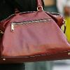 Sienna Miller a trouvé une pièce qu'elle ne peut plus quitter : un sac vintage rouge ravissant signé Prada ! Le it-bag de tous les jours pour la belle blonde !