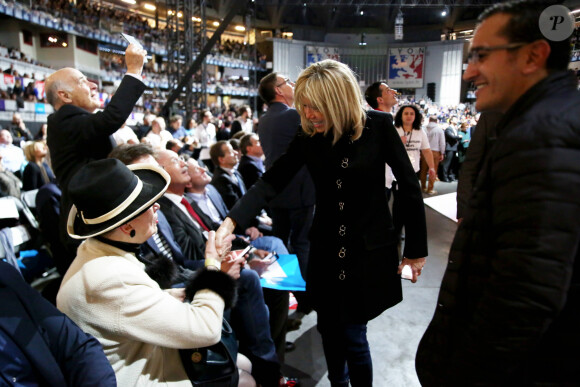 Exclusif - Geneviéve de Fontenay et Brigitte Macron - Meeting de Emmanuel Macron au Palais des Sports de Lyon le 4 février 2017. © Dominique Jacovides - Sébastien Valiela / Bestimage