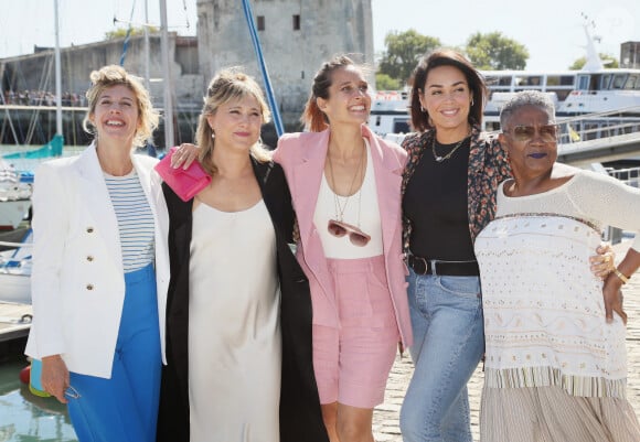 Juliette Tresanini, Bérengère Krief, Julie de Bona, Lola Dewaere et Firmine Richard au photocall de la série "Le souffle du dragon" lors de la 24ème édition du Festival de la Fiction TV de La Rochelle, France, le 17 septembre 2022. © Patrick bernard/Bestimage  Celebs attending the "LLe souffle du dragon" photocall during the La Rochelle Fiction Festival in La Rochelle, France, on September 17, 2022. 