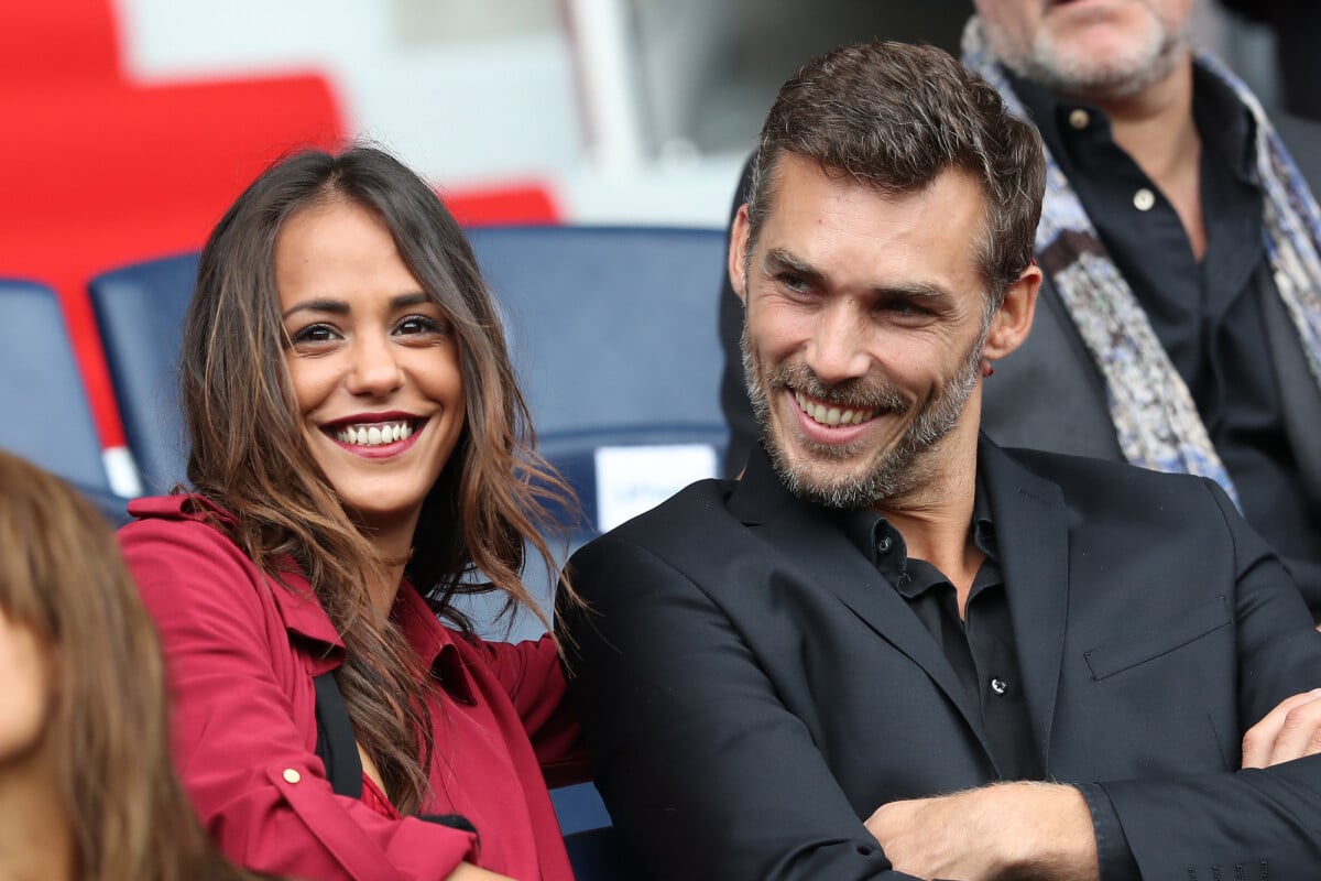 Photo : Alice Belaïdi et son compagnon Gianni Giardinelli - People au match  de football entre le Psg et Bordeaux au Parc des Princes à Paris le 1er  octobre 2016. © Cyril MoreauBestimage - Purepeople