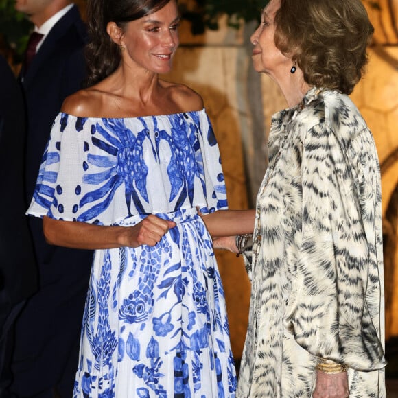 Le 3 août 2023, à peine arrivés sur leur lieu de villégiature pour une pause "officielle", la reine Letizia d'Espagne et son époux le roi Felipe VI ont organisé une très belle réception.
La reine Letizia d'Espagne et Sophie de Grèce - Réception au palais de Marivent, à Palma de Majorque. Le 3 août 2023.