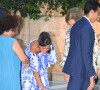 La reine Letizia d'Espagne avait opté pour une belle robe estivale au décolleté Bardot laissant apparaître ses épaules, blanche et bleue, au motif très original.
La reine Letizia d'Espagne - Réception au palais de Marivent, à Palma de Majorque. Le 3 août 2023.