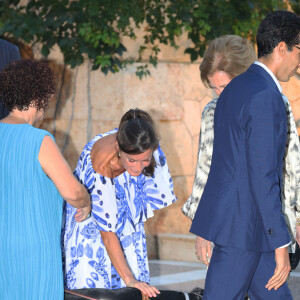 La reine Letizia d'Espagne avait opté pour une belle robe estivale au décolleté Bardot laissant apparaître ses épaules, blanche et bleue, au motif très original.
La reine Letizia d'Espagne - Réception au palais de Marivent, à Palma de Majorque. Le 3 août 2023.