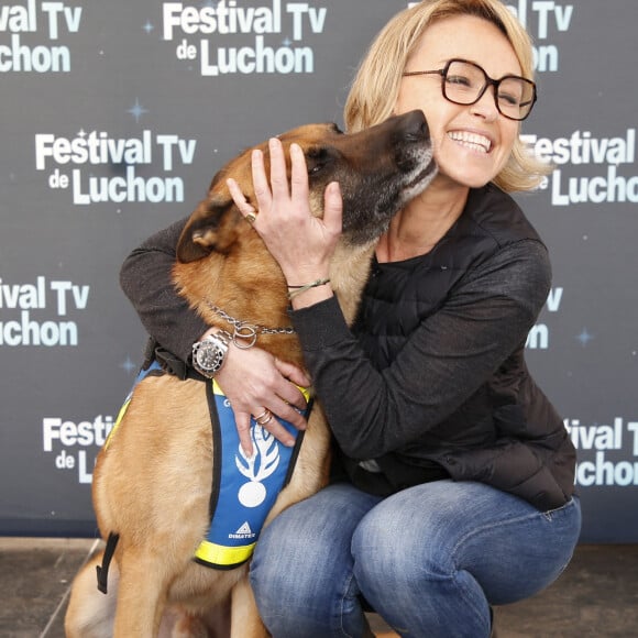 Pour preuve, l'animatrice n'hésite pas à se dévoiler en maillot de bain sur les réseaux sociaux.
Cécile de Ménibus avec Looba qui est un malignois Chien piste défense de la gendarmerie. - Photocall lors de la 24ème édition du festival Tv de Luchon le 11 février 2022. © Christophe Aubert via Bestimage