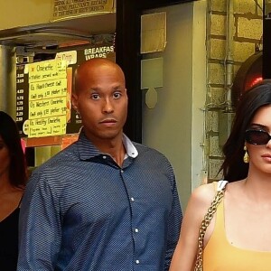 Il se classe même derrière son rival éternel le Pepsi (4e position) en terme de quantité de sucres.
Kendall Jenner est allée acheter un Coca-Cola et du Nutella&Go avant de se rendre à un évènement au Cafe Clover à New York, le 17 juin 2019. Elle porte une robe orange et un sac Prada blanc.
