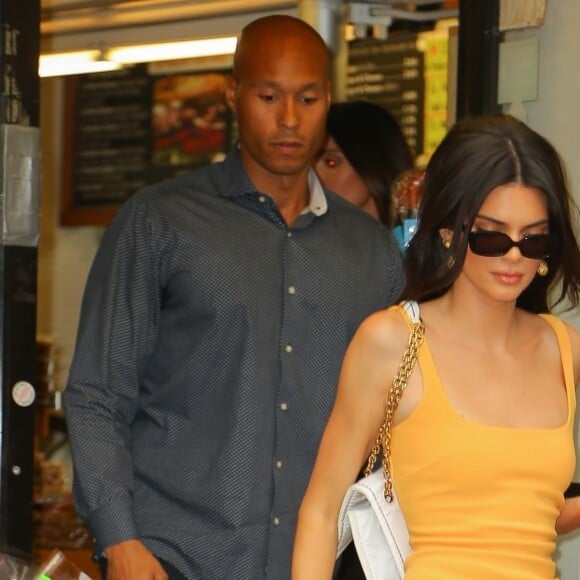 Kendall Jenner est allée acheter un Coca-Cola et du Nutella&Go avant de se rendre à un évènement au Cafe Clover à New York, le 17 juin 2019. Elle porte une robe orange et un sac Prada blanc.