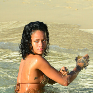 Rihanna savoure une biere bien fraiche au bord de l'eau lors de ses vacances a la Barbade le 28/12/2013