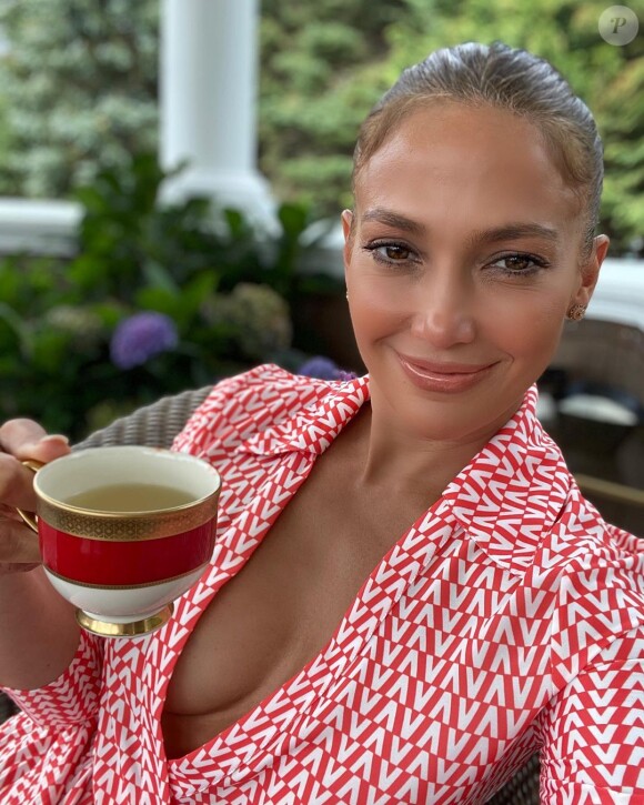 Jennifer Lopez se délecte d'un thé