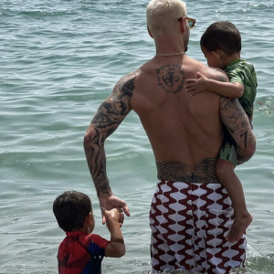 "Avec deux enfants en bas-âges c'est rock'n'roll. C'est beaucoup de cris : 'allez papa, viens on court, viens on fait le dinosaure...'", a-t-il rapporté.
Matt Pokora en vacances avec ses fils à la mer. Instagram
