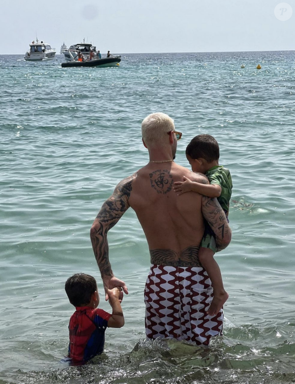 "Avec deux enfants en bas-âges c'est rock'n'roll. C'est beaucoup de cris : 'allez papa, viens on court, viens on fait le dinosaure...'", a-t-il rapporté.
Matt Pokora en vacances avec ses fils à la mer. Instagram