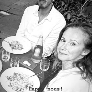 "Happy nous ! 22 ans de mariage aujourd'hui / mon amour de lycée / mon mari / mon compagnon de vie", a écrit la jolie rousse qui s'est donc passée la bague au doigt à l'âge de 24 ans en story Instagram, en commentaire d'une photo en noir et blanc de leur duo complice. 
Sophie Ferjani célèbre ses 22 ans de mariage avec son mari Baligh. Instagram
