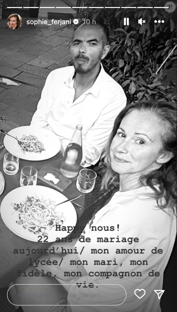"Happy nous ! 22 ans de mariage aujourd'hui / mon amour de lycée / mon mari / mon compagnon de vie", a écrit la jolie rousse qui s'est donc passée la bague au doigt à l'âge de 24 ans en story Instagram, en commentaire d'une photo en noir et blanc de leur duo complice. 
Sophie Ferjani célèbre ses 22 ans de mariage avec son mari Baligh. Instagram