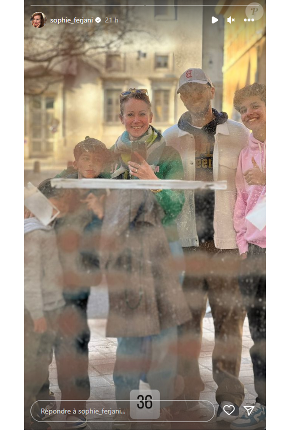 Ensemble, ils ont notamment accueilli trois enfants : Achille (15 ans), Gabriel (11 ans) et Célestin (6 ans), auprès de qui ils passent le plus clair de leur temps libre.
Sophie Ferjani avec ses trois enfants et son mari Baligh - Instagram