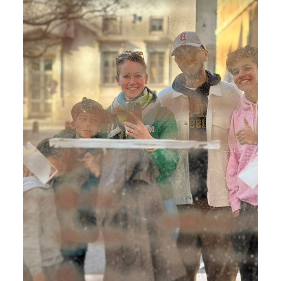 Ensemble, ils ont notamment accueilli trois enfants : Achille (15 ans), Gabriel (11 ans) et Célestin (6 ans), auprès de qui ils passent le plus clair de leur temps libre.
Sophie Ferjani avec ses trois enfants et son mari Baligh - Instagram