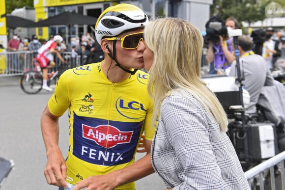 Un beau moment pour Mathieu van der Poel et Roxanne Bertels
 
Mathieu van der Poel et sa compagne Roxanne - Départ de la troisième étape du Tour de France entre Lorient et Pontivy, le 28 juin 2021. © Photo News / Panoramic / Bestimage