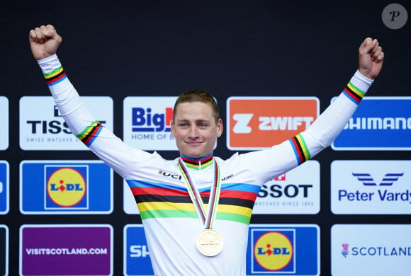 Mathieu van der Poel a remporté un précieux titre
Mathieu van der Poel sacré champion du monde de cyclisme sur route à Glasgow.