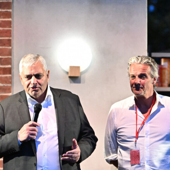 Exclusif - Stéphane Cherki, le maire d'Eze, David Brécourt et Francis Huster durant la soirée d'ouverture de la ère édition du festival Les Théâtrales d'Eze en plein air à l'oppidum du Col d'Eze avec la pièce "Le jeu de la Vérité", le 5 août 2023.