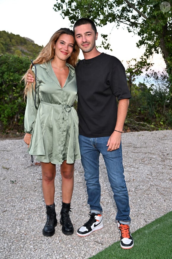 Accompagnés par leurs deux pères, les jeunes artistes ont fait leur preuve
Exclusif - Salomé Brécourt et Sam Lellouche durant la soirée d'ouverture de la ère édition du festival Les Théâtrales d'Eze en plein air à l'oppidum du Col d'Eze avec la pièce "Le jeu de la Vérité", le 5 août 2023.