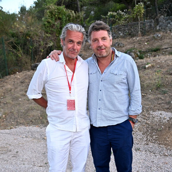 En effet, leurs enfants respectifs prennent leur relève au théâtre
Exclusif - David Brécourt et Philippe Lellouche durant la soirée d'ouverture de la ère édition du festival Les Théâtrales d'Eze en plein air à l'oppidum du Col d'Eze avec la pièce "Le jeu de la Vérité", le 5 août 2023.